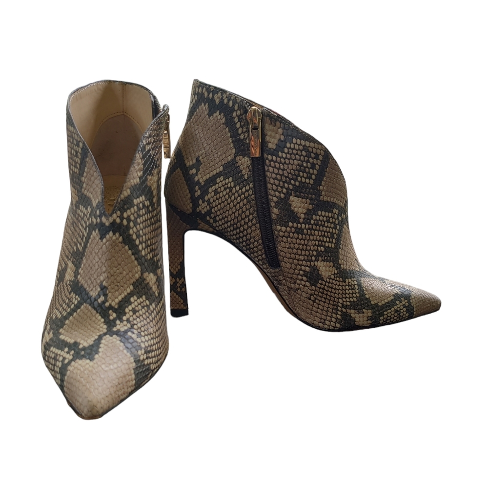 Vince Camuto® Sestrind Ankle Bootie size 9M Color: Natural